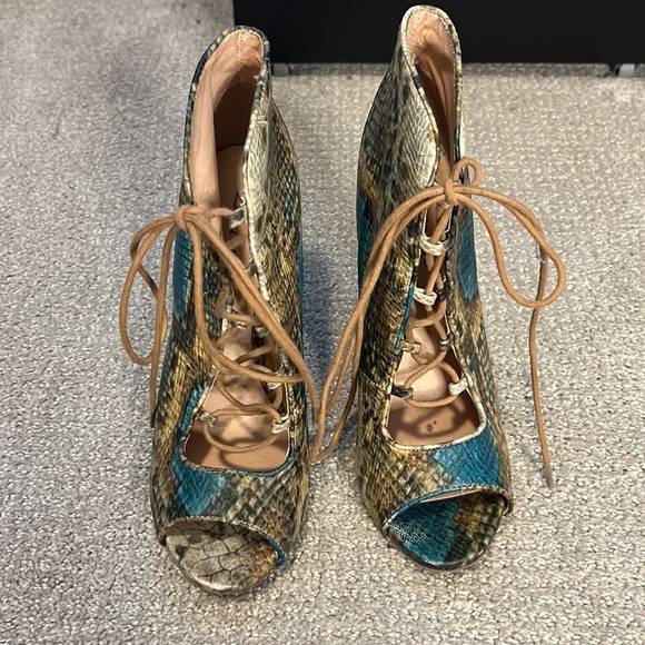 LOVIN’ ZIGI SOHO SNAKE PRINT BOOTIES - Picture 3 of 4